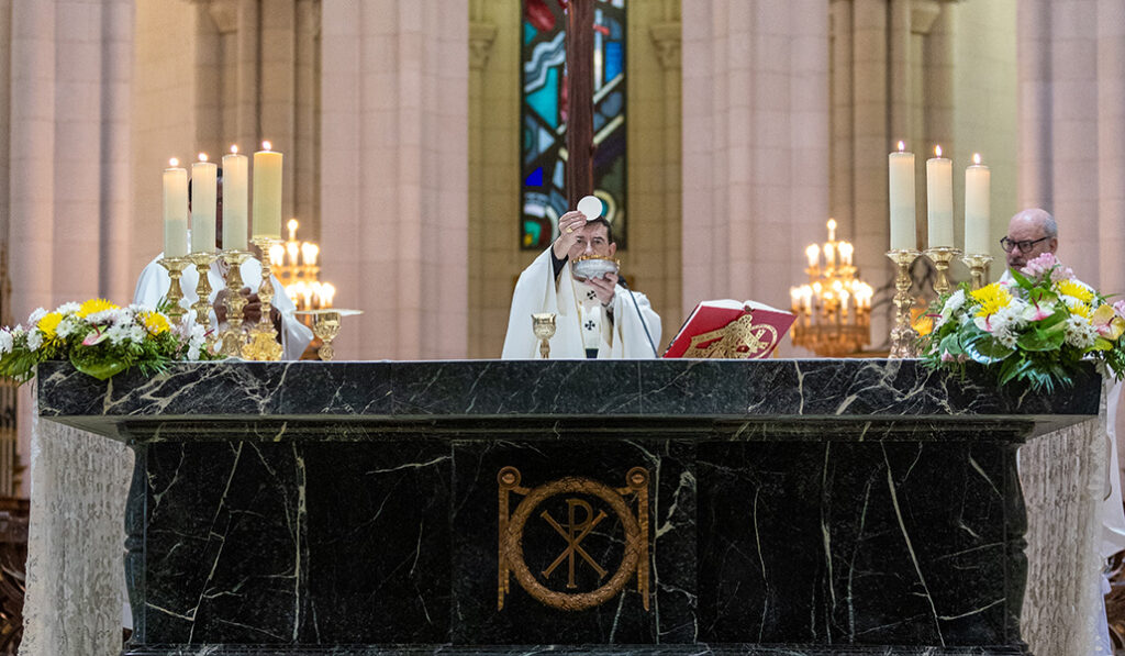 Cobo eleva la hostia durante la celebración.