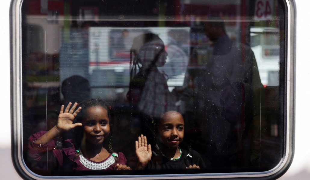 Dos niñas sudanesas miran por la ventanilla del tren que partió el pasado lunes.