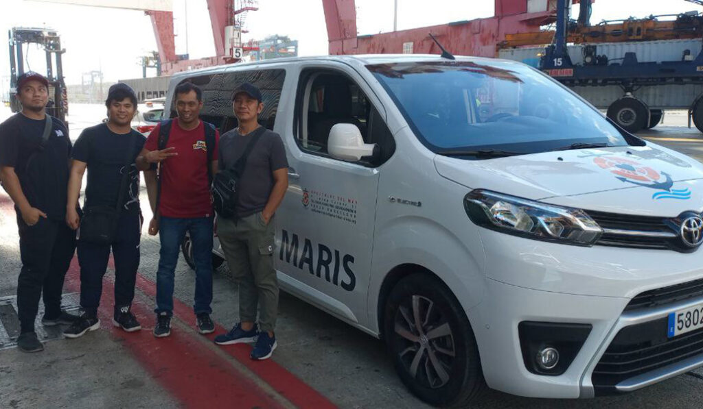 Una furgoneta de Stella Maris recoge a unos marineros en el puerto para trasladarlos a la ciudad.