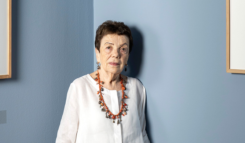 La artista durante su visita a la exposición