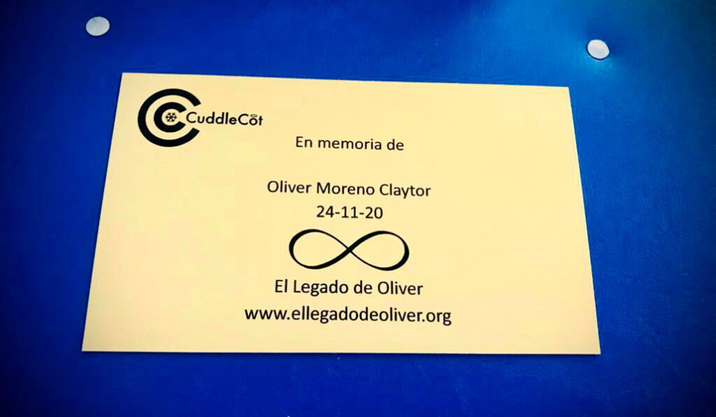 Todas las 'cuddle cot' donadas por la asociación tienen una placa en memoria de Oliver.