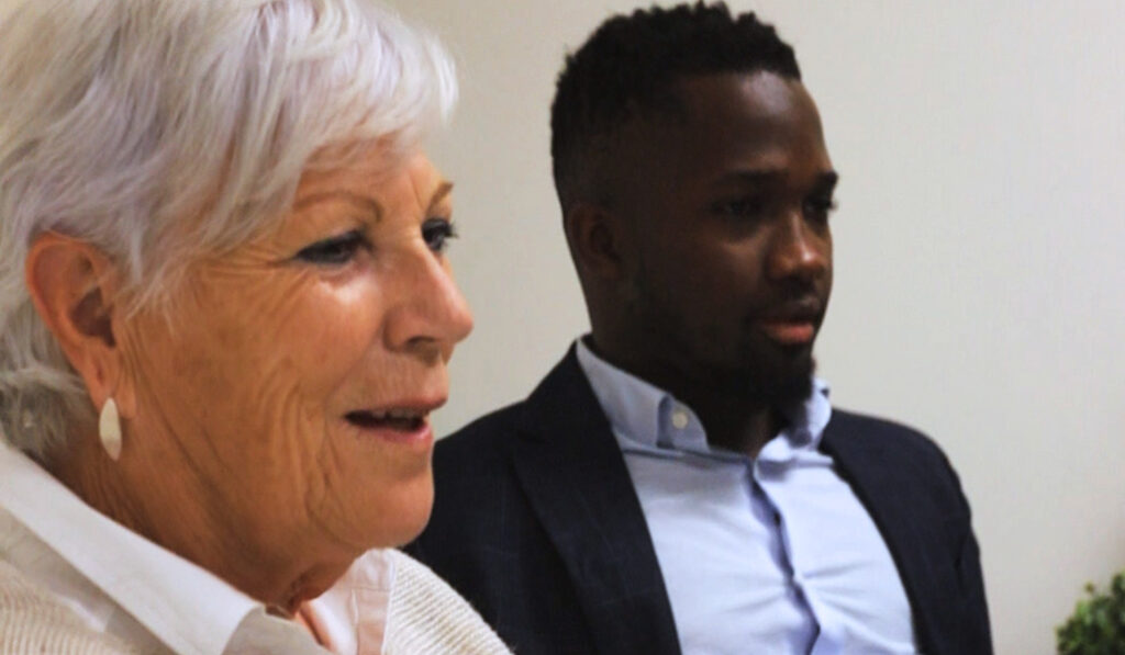 La jubilada con un protagonista del corto en la sede de la Fundación porCausa.