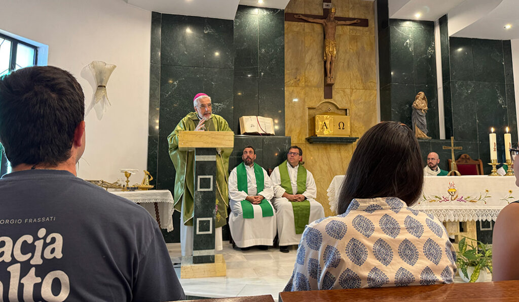 Luis Marín de San Martín, aparte de hablar sobre sinodalidad, convivió con los jóvenes y celebró la Eucaristía.