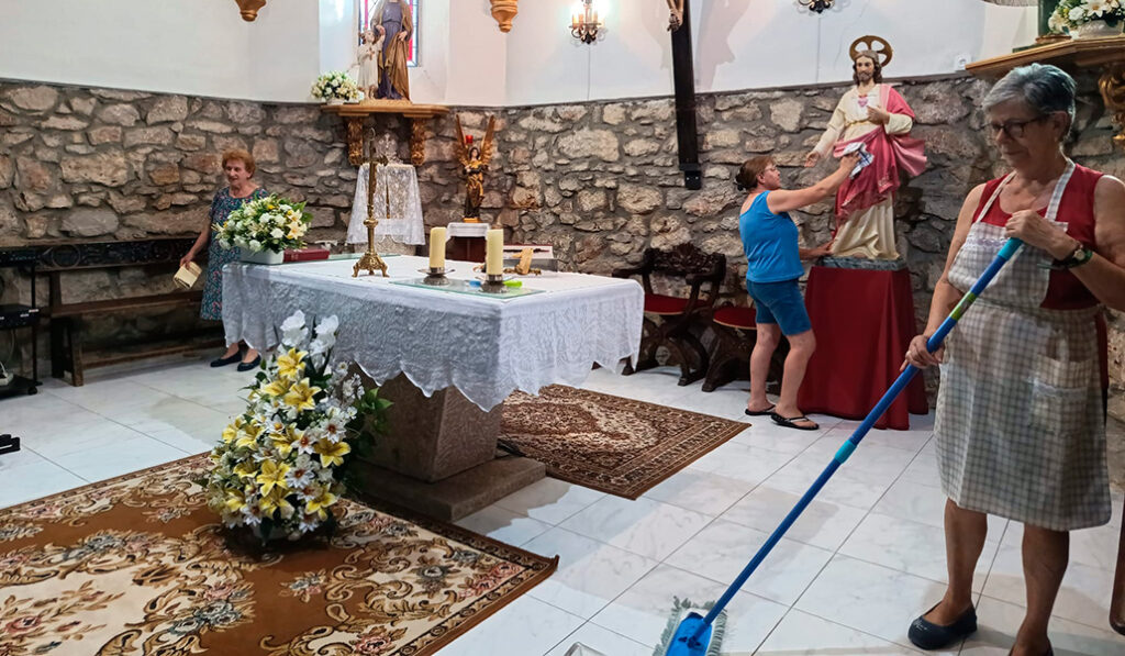 Varios fieles tienen llave para atender la iglesia.