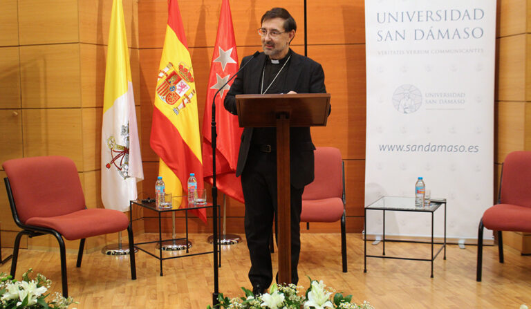 José Cobo durante la presentación de la biblioteca