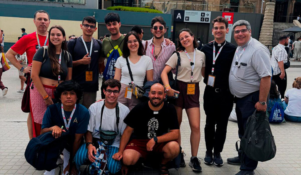 Peregrinos de Madrid frente a la basílica de la Sagrada Familia, en Barcelona. Celebraron Misa a puerta cerrada.