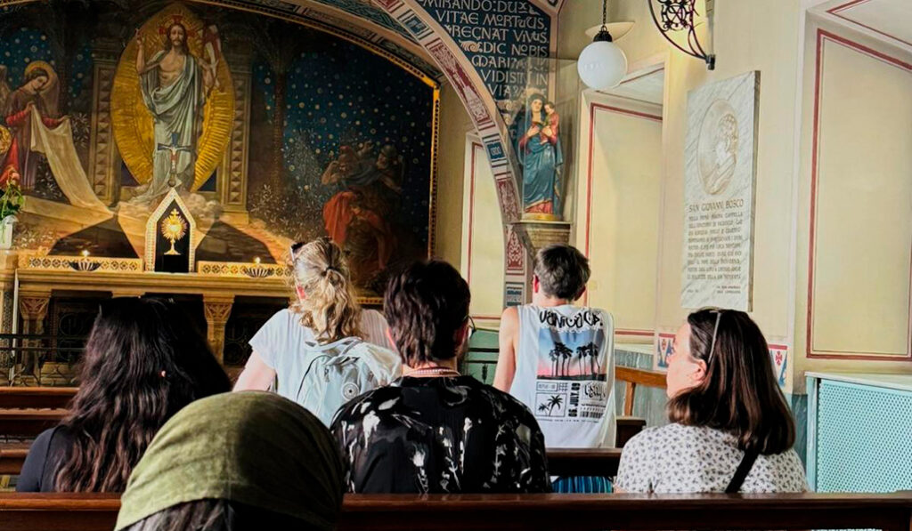 Todos los días están marcados por la Misa y la oración, pues no es turismo sino una peregrinación.