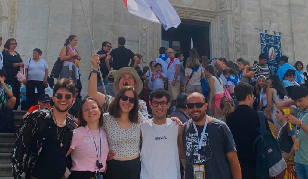 Los jóvenes frente a la catedral de Turín, donde se albergan la Sábana Santa y los restos de Pier Giorgio Frassati.