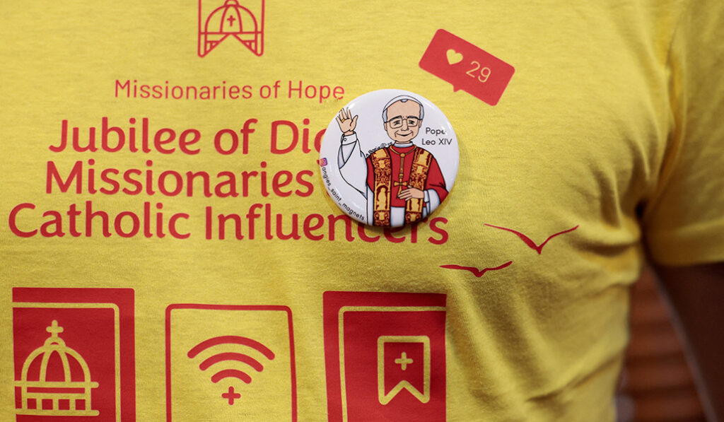 Detalle de la camiseta de este jubileo, con una chapa del Papa.