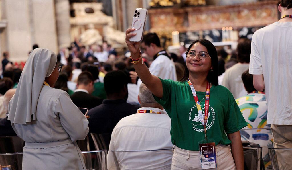 Los móviles, protagonistas de la cita en la Ciudad Eterna.