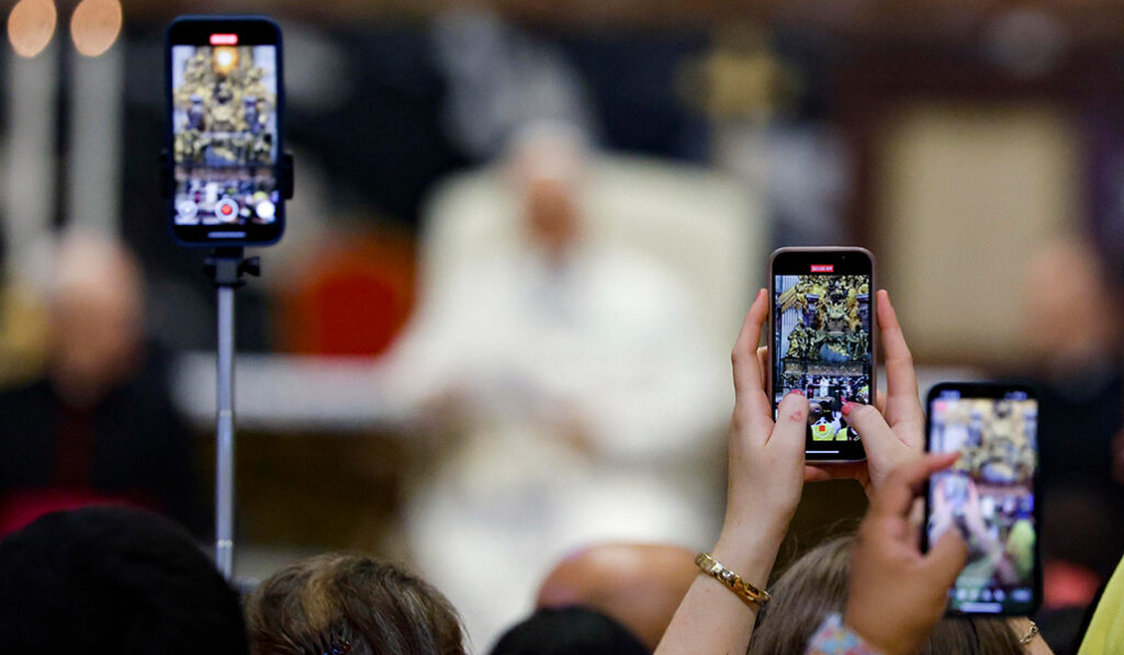 El Papa saluda a los participantes tras la Misa del martes, 29 de julio, en la basílica.
