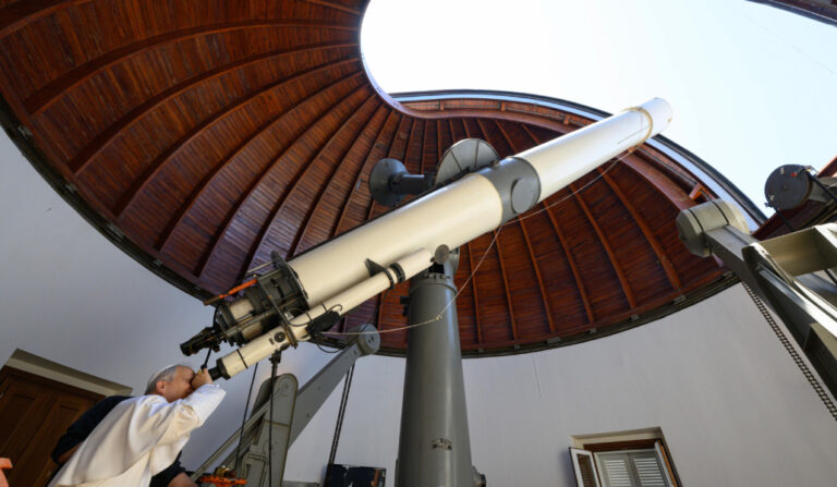 El Papa mirando por el telescopio del Observatorio de la Santa Sede