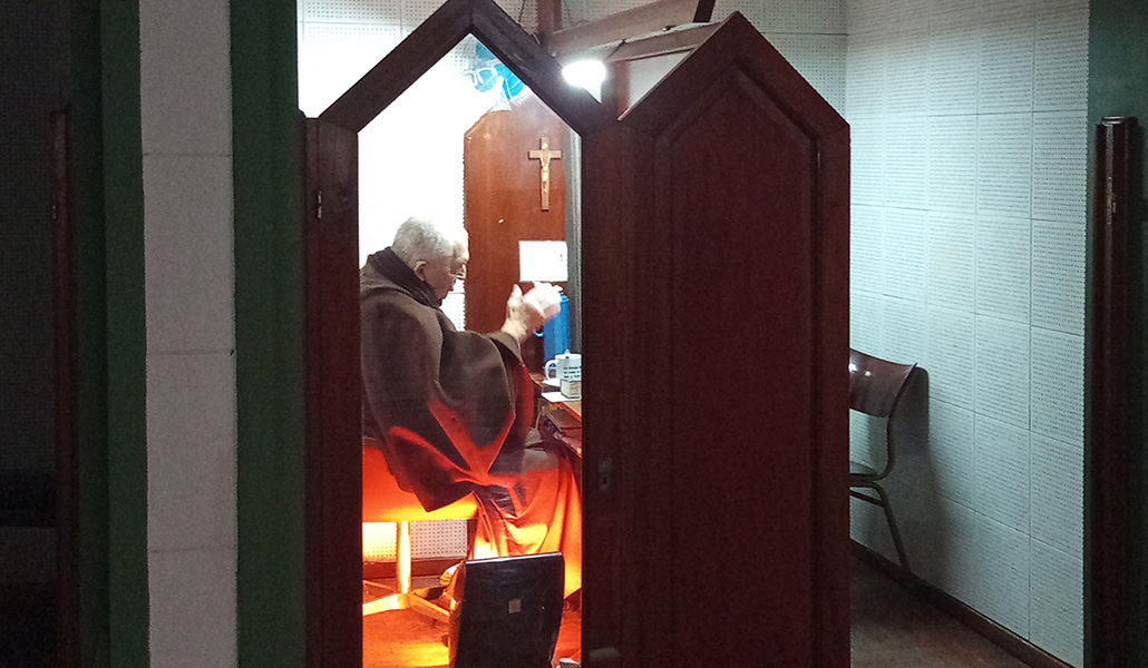 El religioso en el confesionario del que no se separa hace años