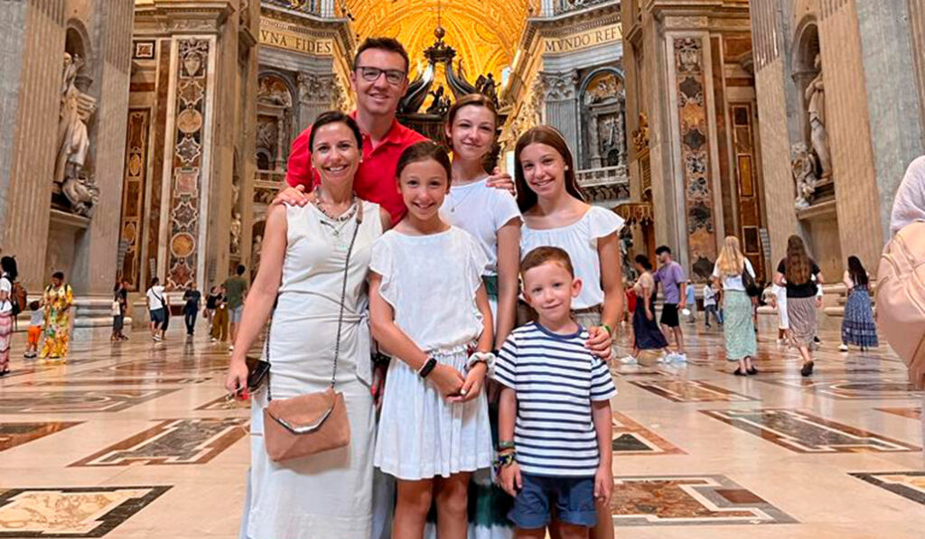 María Dolores Rosique junto a su marido Pablo y sus cuatro hijos en el Vaticano.