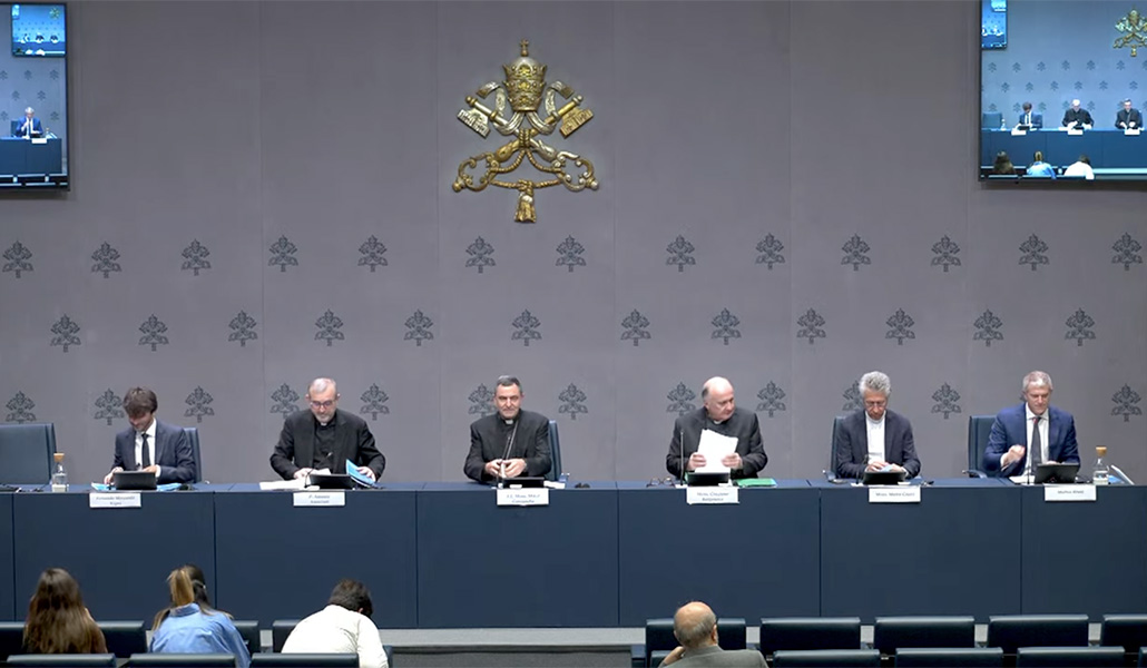 Mikel Garciandía, en el centro de la imagen, durante la presentación en el Vaticano