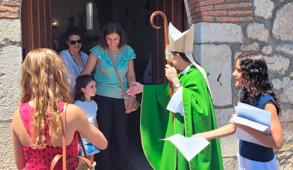El cardenal saluda a los feligreses a la salida.