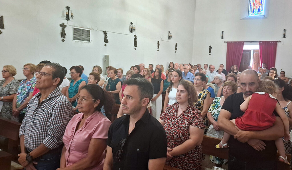 El templo casi se queda pequeño para acoger a los fieles.