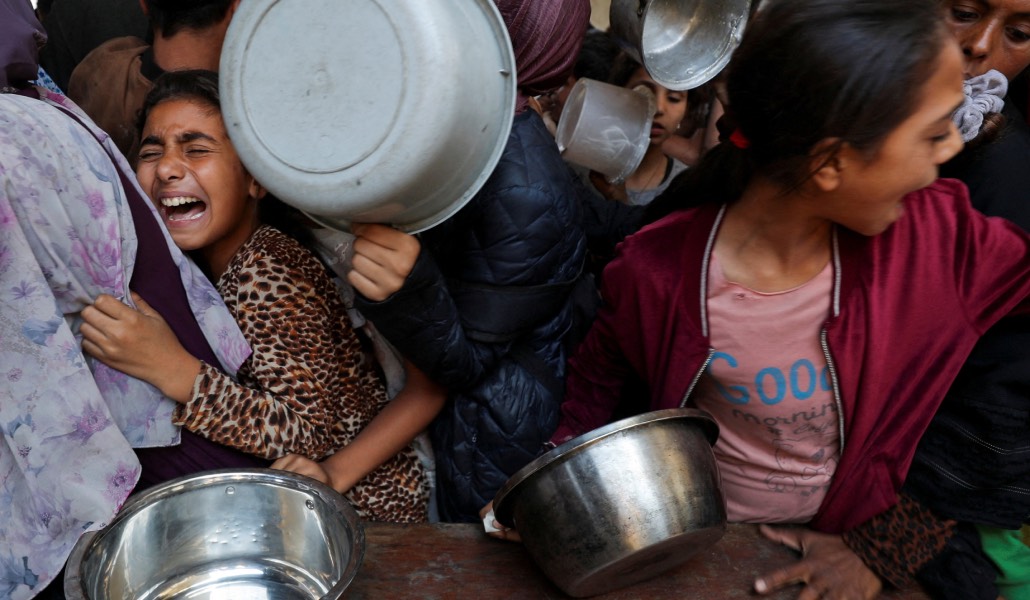 Niñas durante el reparto de alimentos en una ONG en mayo.
