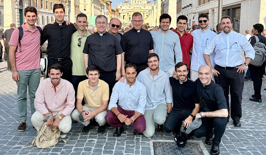 Barroso (arriba, cuarto por la derecha) con sus formadores y algunos compañeros del seminario, en Roma.