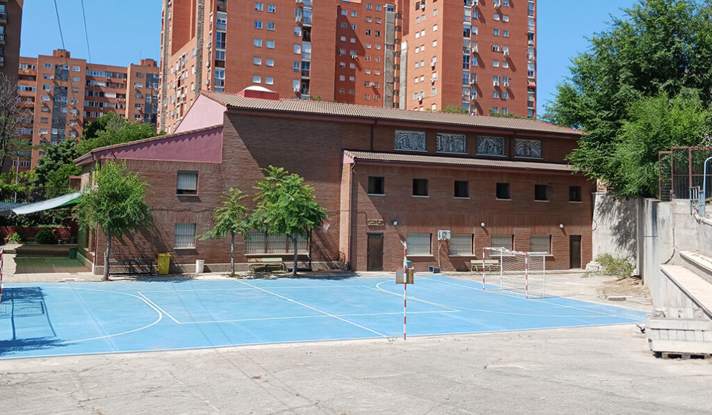 Al campo de fútbol acuden jóvenes de todo el barrio, incluso de otros credos