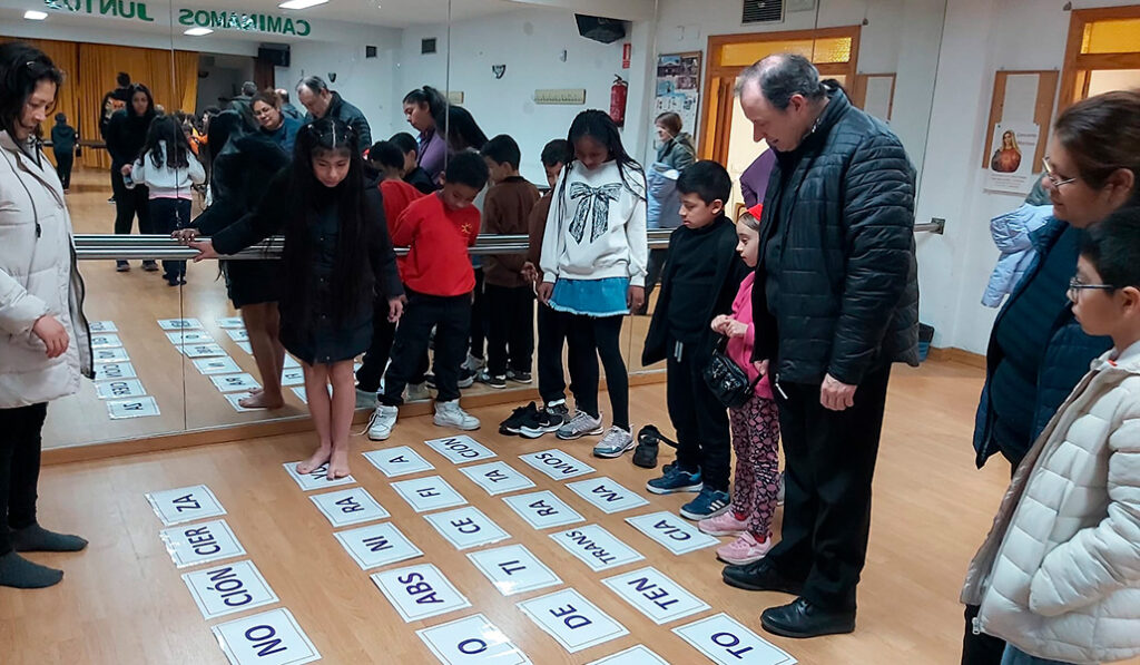 La catequesis incluye momentos lúdicos con los padres