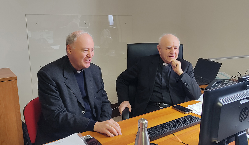 El nuevo presidente con su predecesor, Vincenzo Paglia, en la sede de la academia.