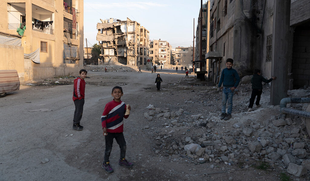 Un grupo de niños en las calles de un barrio destruido por la guerra en Raqqa.