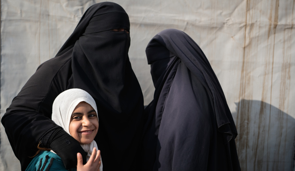 Tres mujeres de una misma familia en el campamento