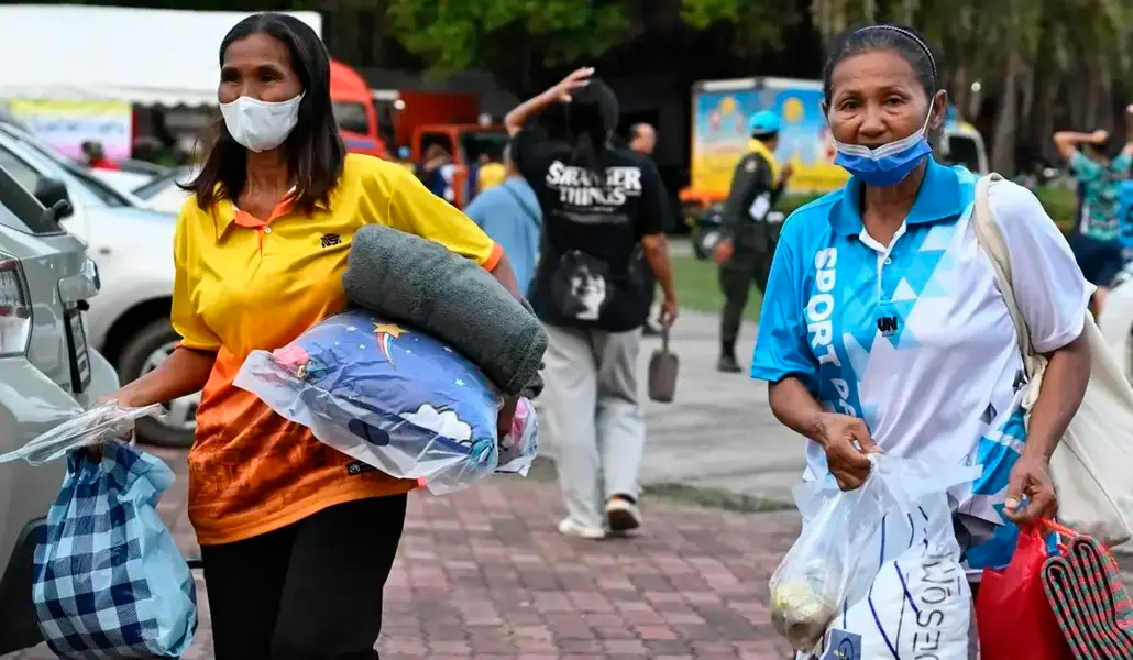 Desplazados por los combates llegan a un centro de evacuación del Gobierno tailandés en el distrito de Prasat, en la provincia de Surin, fronteriza con Camboya.