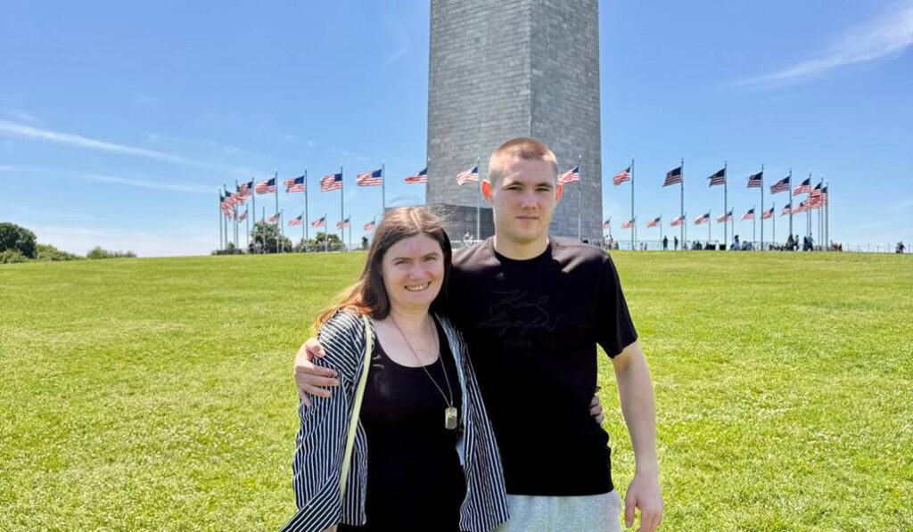 Vlad con su madre en EE. UU.