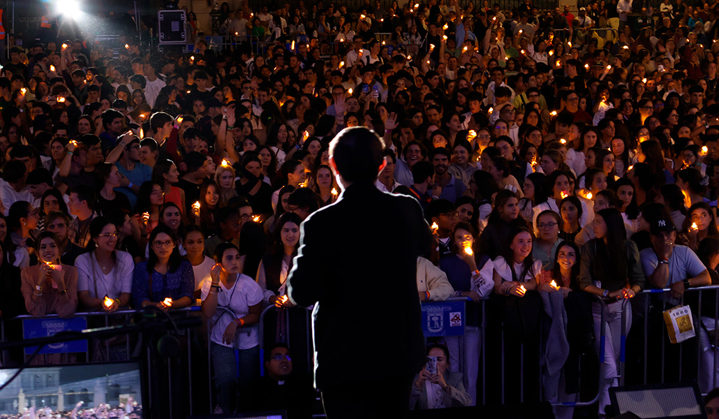 El cardenal Cobo se dirige a los jóvenes en un momento de la jornada.