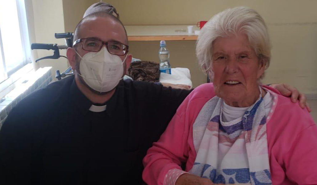El autor con una paciente de paliativos del Hospital San Luis de Jerusalén.