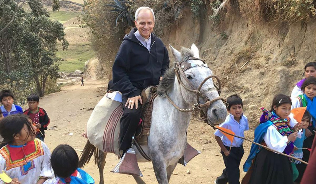 León XIV en una de sus visitas pastorales en Perú cuando era obispo de Chiclayo