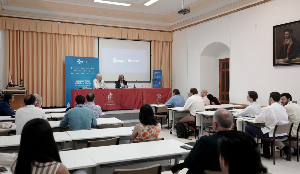 Mesa de clausura del curso con Sánchez Saus y el poeta Julio Martínez Mesanza.