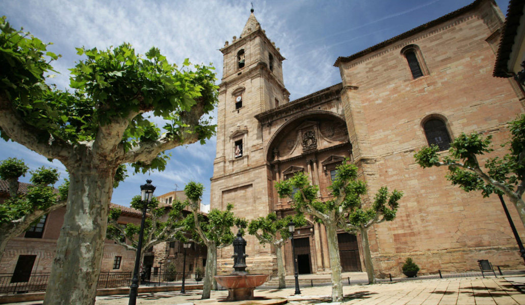 Fachada exterior de Santa María de la Asunción, en Navarrete.
