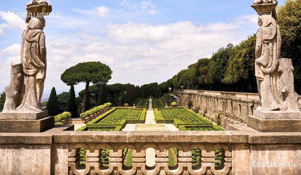 Uno de los jardines que alberga el Borgo Laudato Si'