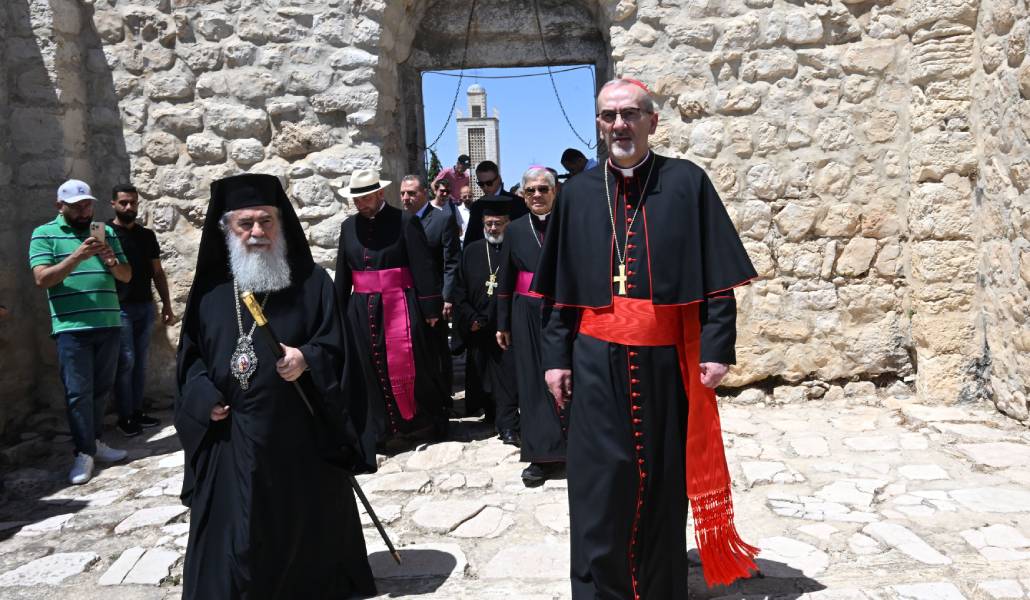 El cardenal Pizzaballa, patriarca latino de Jerusalén, y el patriarca greco-ortodoxo Teófilo III durante una visita a la ciudad cristiana palestina de Taybeh, en Cisjordania en julio