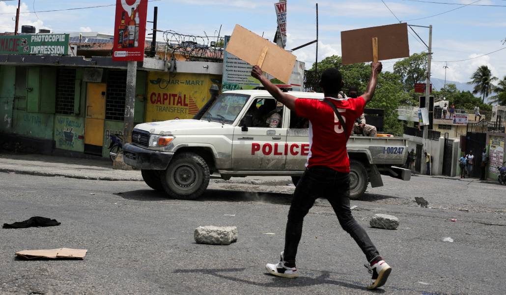Un hombre sostiene una pancarta durante una protesta contra la violencia de las bandas en Puerto Príncipe (Haití)