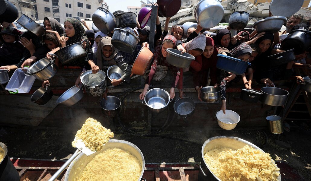 Palestinos esperan poder recibir comida en un comedor social de la ciudad de Gaza, en la Franja de Gaza, el 15 de agosto de 2025.
