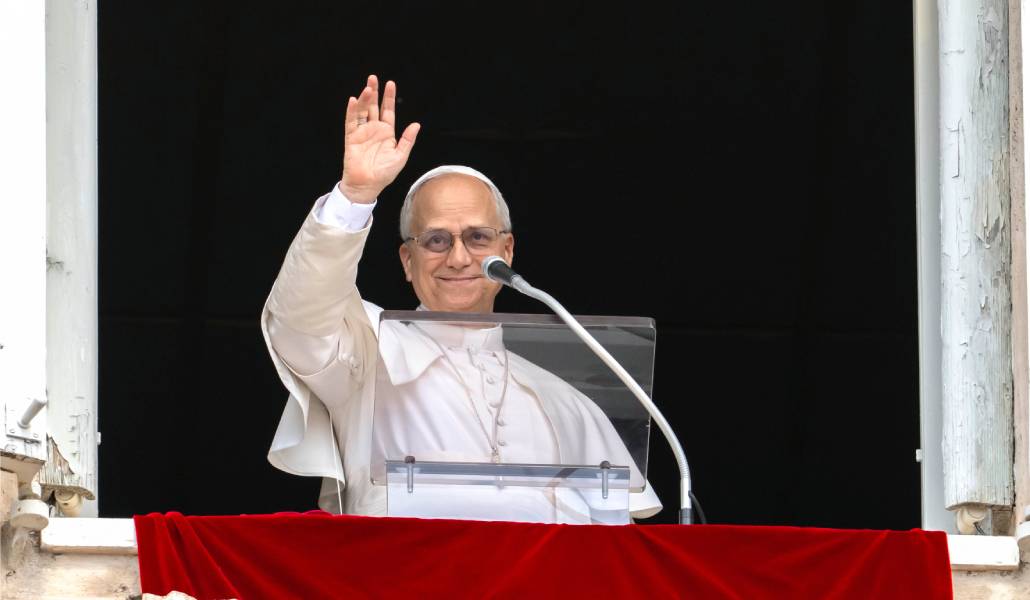 El Papa saluda a los fieles congregados en la plaza de San Pedro durante el ángelus del pasado domingo