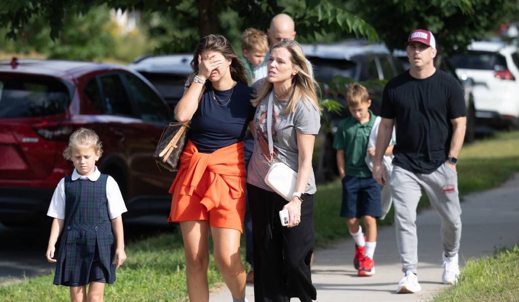 Familias y seres queridos se reúnen tras un tiroteo en la escuela católica Annunciation, en Mineápolis