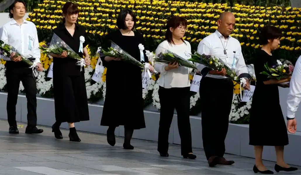 Asistentes ofrecen flores durante la Ceremonia Conmemorativa de la Paz en el 80 aniversario del bombardeo atómico de Hiroshima.