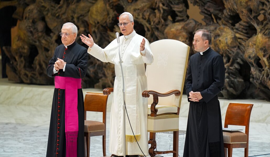 El Papa León XIV saluda a los visitantes y peregrinos al llegar a la Sala de Audiencias Pablo VI en el Vaticano para su audiencia general el 20 de agosto de 2025.