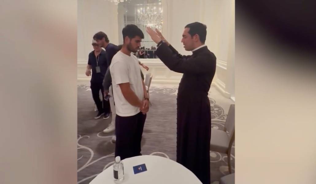 Carlos Alcaraz recibe la bendición de parte de un sacerdote de la catedral de San patricio