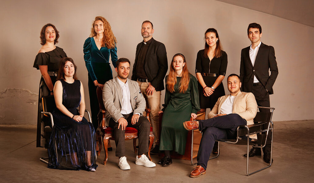 Clara (izqda. de pie) está en su consejo parroquial en representación de Life Teen.