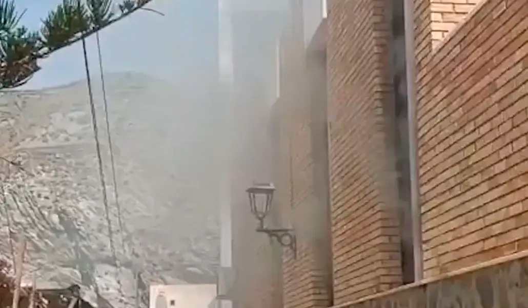 Humo saliendo de la parroquia incendiada. Foto: ABC.