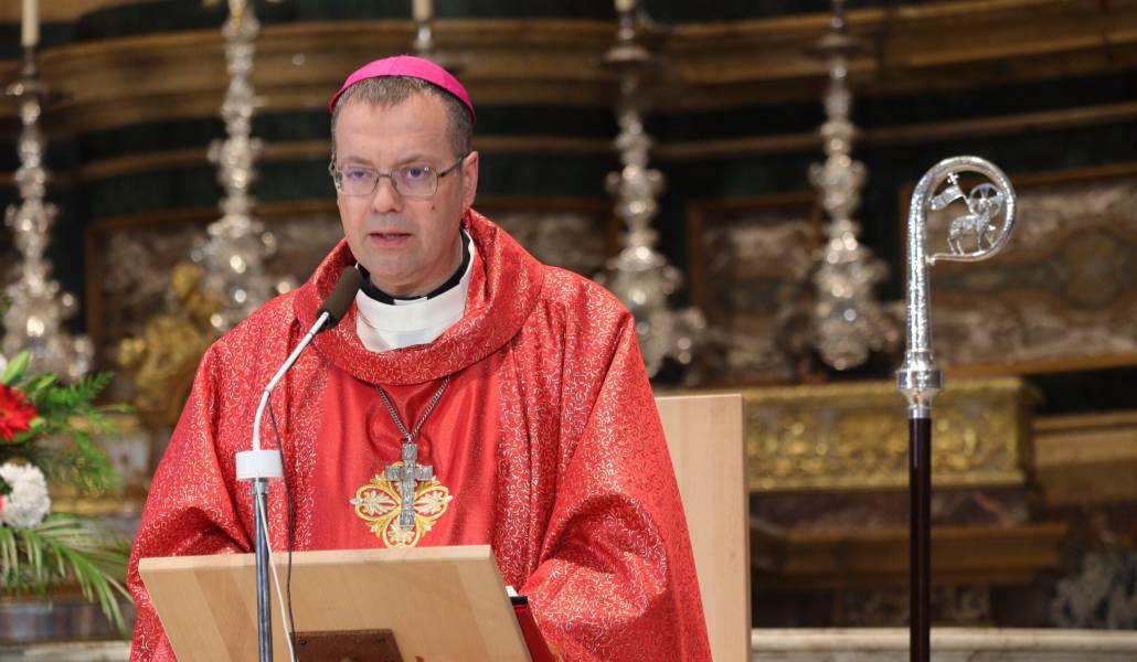 El obispo de Segovia, Jesús Vidal, durante la Eucaristía de celebración de los 500 años de la catedral de Segovia el pasado junio