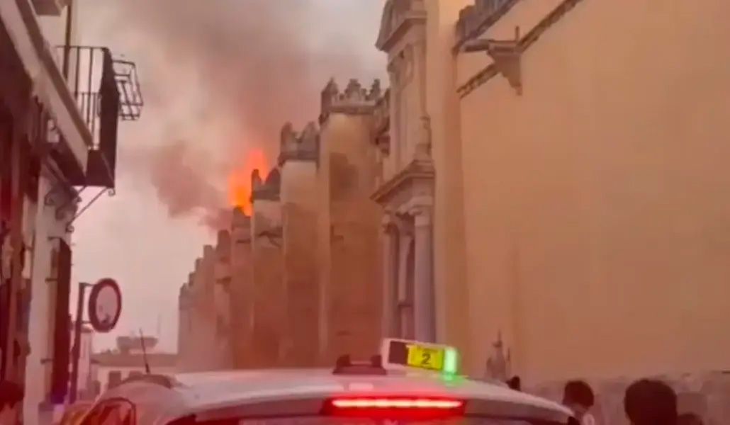 Las llamas afloran por la cubierta de lateral este de la mezquita-catedral de Córdoba.