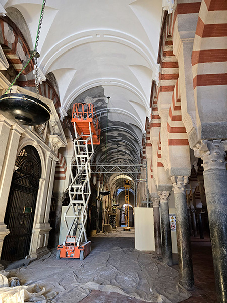 Interior de la mezquita-catedral de Córdoba y labores de reconstrucción.