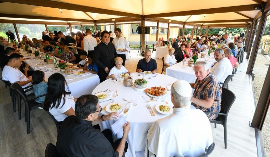 León XIV durante el almuerzo con las personas atendidas por Cáritas en Albano.